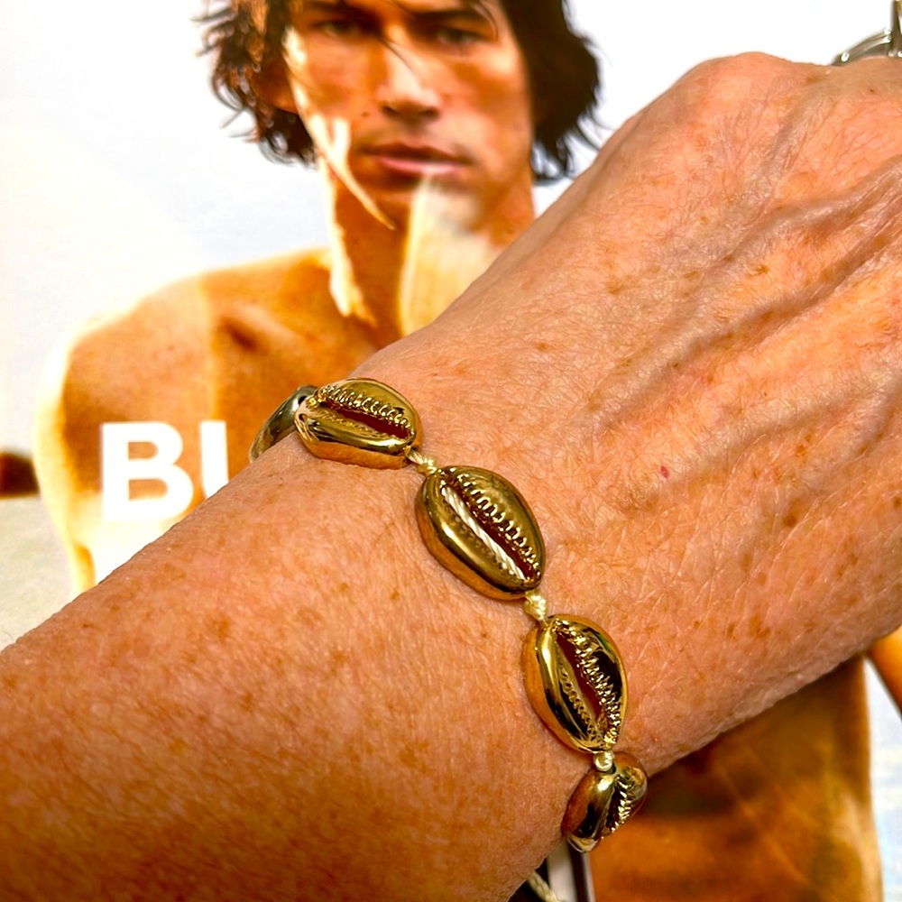 5 COWRIE SHELL GOLD TONE ADJUSTABLE STRING BRACELET